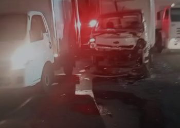 Acidente entre caminhões deixa vítima presa às ferragens de veículo em Manaus