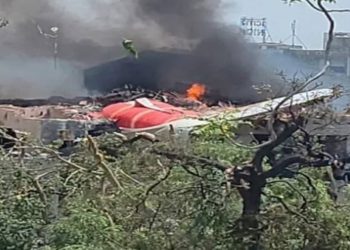 Avião cai na Índia com mais de 240 pessoas a bordo