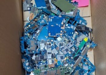 Dupla é presa em laboratório clandestino de desmanche de celulares em Manaus