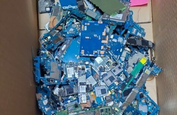 Dupla é presa em laboratório clandestino de desmanche de celulares em Manaus