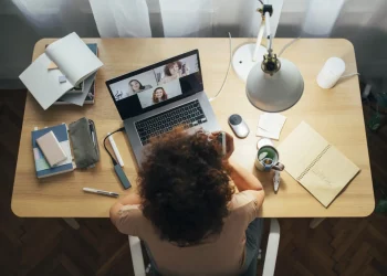 Pesquisa revela condições precárias do trabalho remoto no mundo