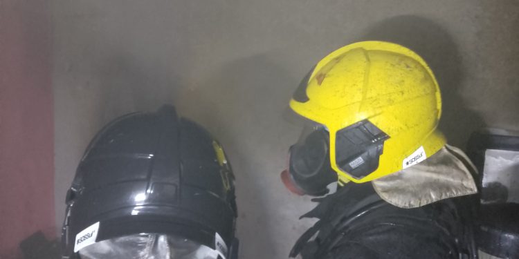 Celular explode em cima de colchão e causa princípio de incêndio em residência de Manaus