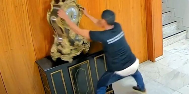 Justiça solta homem que quebrou relógio histórico em atos golpistas
