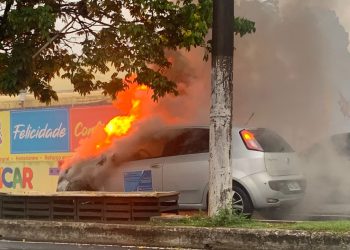 Veja vídeo: Carro pega fogo em avenida na zona oeste de Manaus