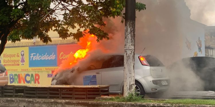 Veja vídeo: Carro pega fogo em avenida na zona oeste de Manaus