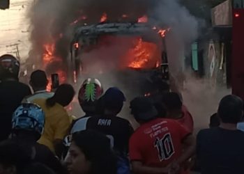 Veja vídeo: Ônibus de rota especial fica destruído durante incêndio em rua da zona norte de Manaus