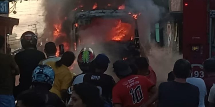 Veja vídeo: Ônibus de rota especial fica destruído durante incêndio em rua da zona norte de Manaus