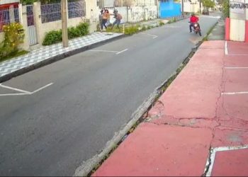 Veja vídeo: Suspeitos em moto realizam arrastões na zona Centro-Sul de Manaus