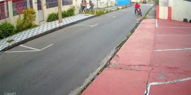 Veja vídeo: Suspeitos em moto realizam arrastões na zona Centro-Sul de Manaus