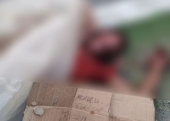 Homem é encontrado morto com placa em cima do corpo em Manaus: “morreu porque jogava com a polícia”