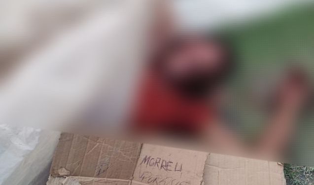 Homem é encontrado morto com placa em cima do corpo em Manaus: “morreu porque jogava com a polícia”