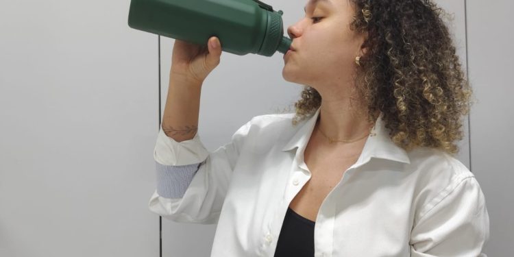 Você lava sua garrafinha de água todo dia? FVS-RCP orienta sobre riscos invisíveis