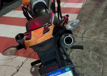 Motociclista é flagrado conduzindo veículo com placa adulterada na Torquato Tapajós