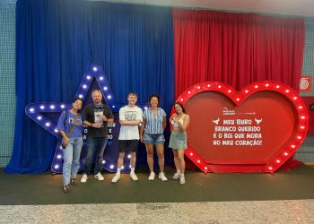 Embratur e Sebrae levam jornalistas estrangeiros para o Festival de Parintins em ação de promoção turística internacional no Amazonas