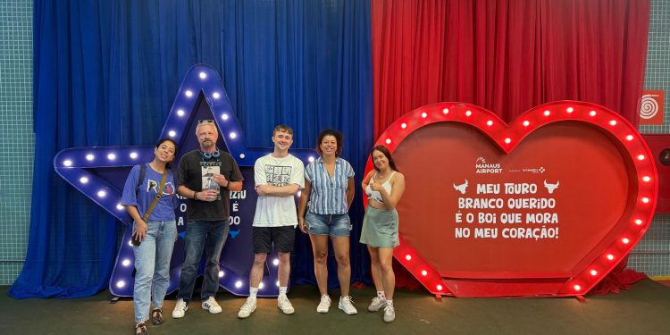 Embratur e Sebrae levam jornalistas estrangeiros para o Festival de Parintins em ação de promoção turística internacional no Amazonas