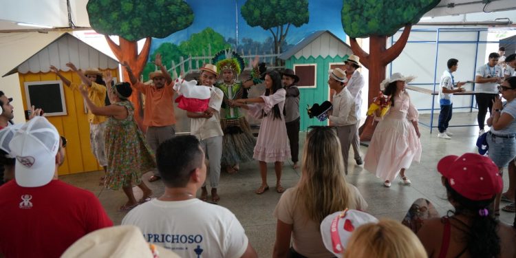 Festival de Parintins 2025: Visita guiada ao Bumbódromo bate recorde de público e reforça alta da cultura e turismo em Parintins