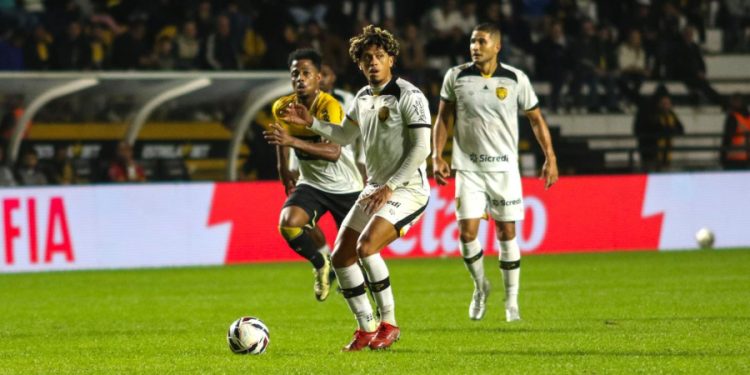 Disputa acirrada: Amazonas FC sofre derrota nos acréscimos para o Criciúma