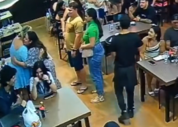 Mulher comemorava aniversário sozinha em restaurante de Manaus e é surpreendida por funcionários e clientes