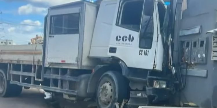 Vídeo: caminhão perde controle e invade casa no bairro Lírio do Vale