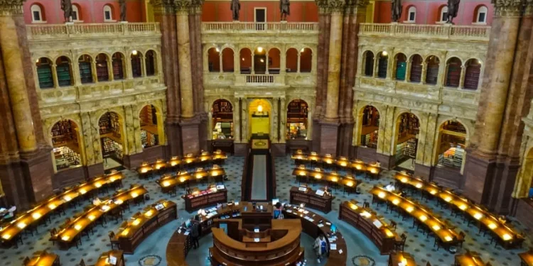 Academia Amazonense de Letras promove doação de obras literárias para o acervo da Biblioteca do Congresso Americano