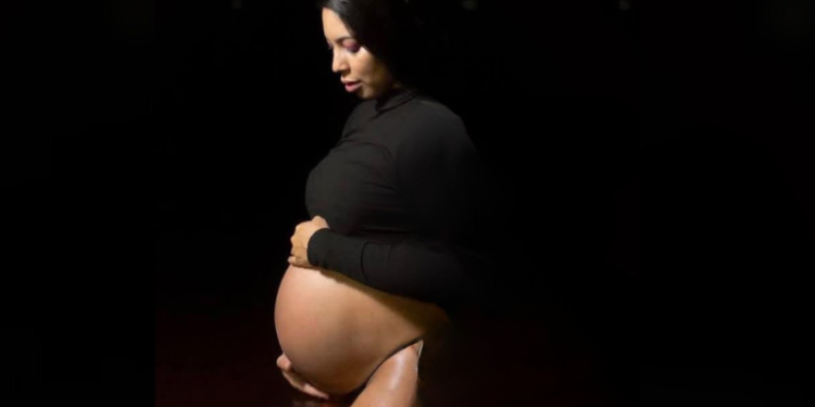 Grávida é arremessada e morre com o bebê após moto bater em buraco na Djalma Batista