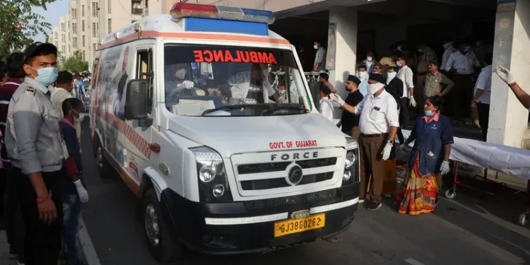 ‘Houve um barulho alto e o avião caiu’, diz sobrevivente de acidente aéreo na Índia