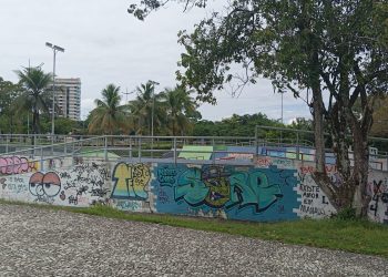 Pichação na Ponta Negra prejudica cenário urbano e causa despesa com repintura para prefeitura