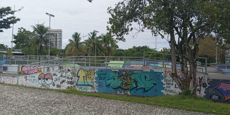 Pichação na Ponta Negra prejudica cenário urbano e causa despesa com repintura para prefeitura