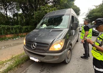 Em Manaus, sete vans são apreendidas durante operação contra transporte clandestino na zona Leste