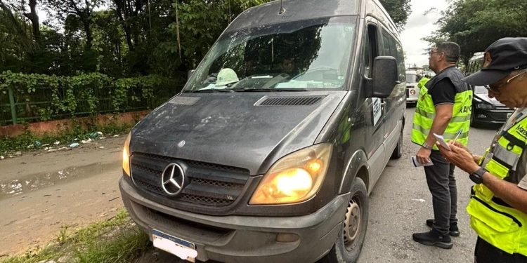 Em Manaus, sete vans são apreendidas durante operação contra transporte clandestino na zona Leste