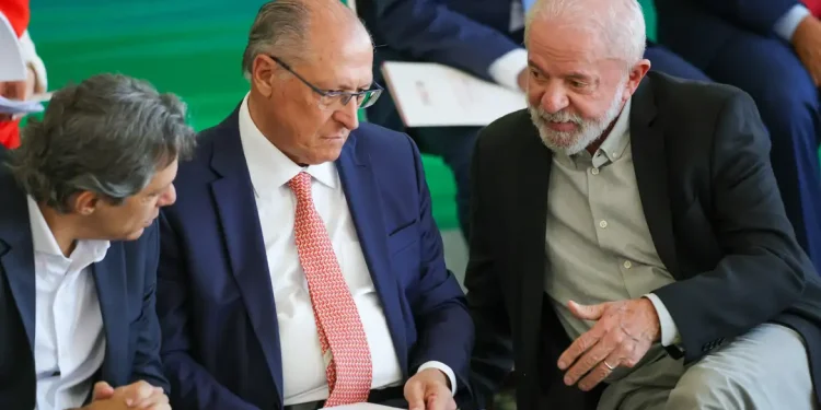 Governo vai trabalhar para reverter taxação dos EUA, diz Alckmin