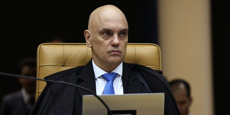 Moraes decide não prender Bolsonaro por descumprimento de cautelar