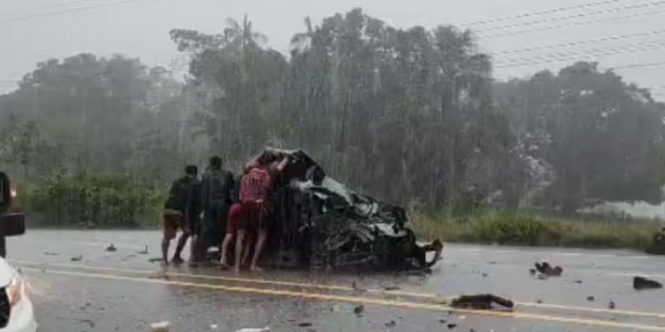 Grave acidente na rodovia AM-070 deixa vítima presa às ferragens