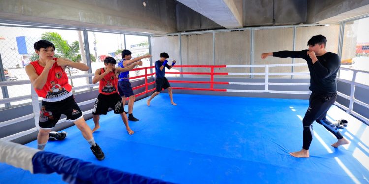 Boxe sob o viaduto Rei Pelé é gratuito e vai alavancar o nível dos atletas no Amazonas