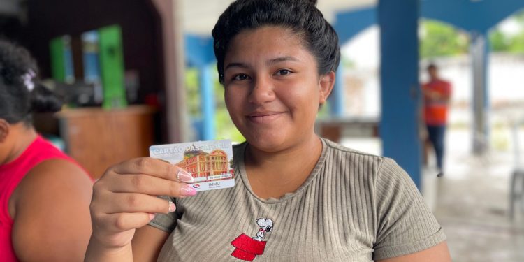 Prefeitura oferece emissão gratuita do cartão PassaFácil em comunidade do bairro Puraquequara