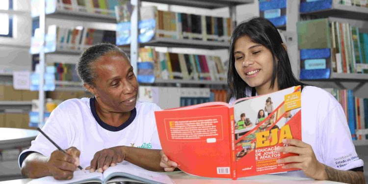 Secretaria de Educação inicia período de matrículas para Educação de Jovens e Adultos 2025