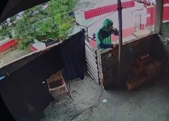 VÍDEO: homem é flagrado por casal ao tentar furtar cabos elétricos em Manaus