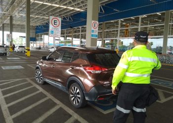 Mais de 1,8 mil veículos são notificados em Manaus por uso irregular de vagas destinadas a idosos e PCDs