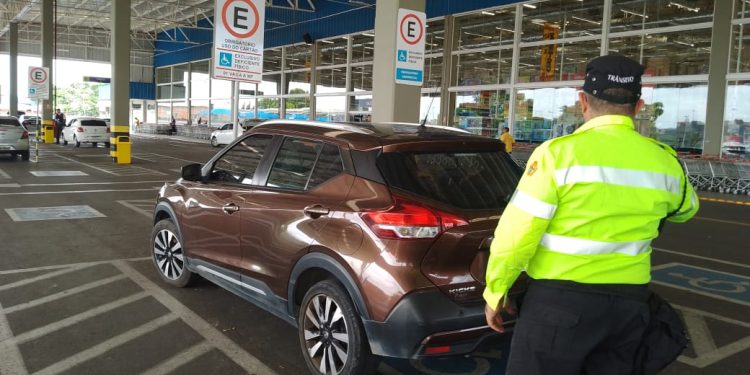 Mais de 1,8 mil veículos são notificados em Manaus por uso irregular de vagas destinadas a idosos e PCDs