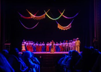 2ª Mostra Cultural da FUnATI: idosos brilham no palco do Teatro Amazonas