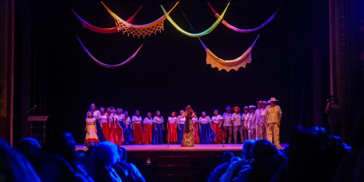 2ª Mostra Cultural da FUnATI: idosos brilham no palco do Teatro Amazonas