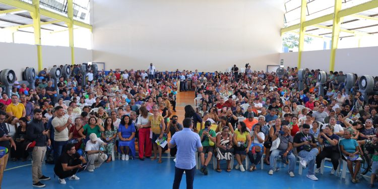 Governador Wilson Lima entrega títulos definitivos e anuncia regularização de 1,8 mil imóveis em Manaus