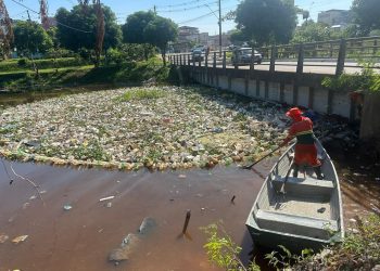 Orla de Manaus passa por limpeza e Semulsp prepara transbordo de balsas com lixo retirado dos igarapés