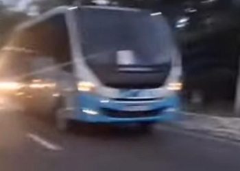 Micro-ônibus em pane provoca engarrafamento na zona sul de Manaus