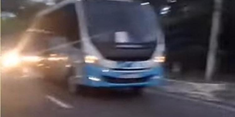 Micro-ônibus em pane provoca engarrafamento na zona sul de Manaus