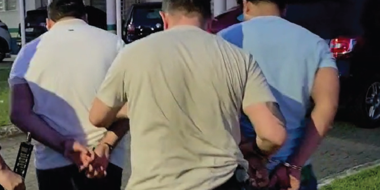 'Disk Drogas': dupla é presa por tráfico e porte ilegal de arma no Lago Azul