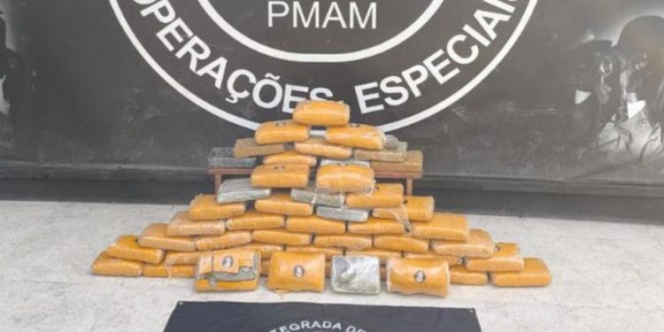 PM e PF prendem dois homens com 50 kg de skunk no Careiro da Várzea