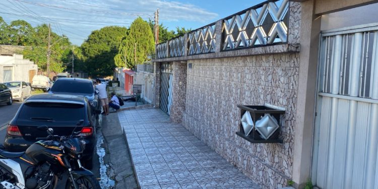 Vídeos: Pistoleiros invadem residência e executam homem a tiros no bairro Flores em Manaus