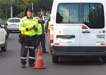 Operação 'Transporte Legal' na avenida do Turismo resulta em veículos apreendidos