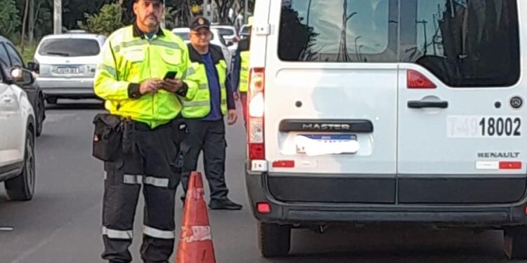 Operação 'Transporte Legal' na avenida do Turismo resulta em veículos apreendidos